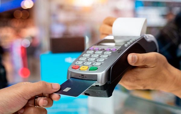 Разница цен при оплате наличными и картой в Азербайджане: о чем говорит закон?