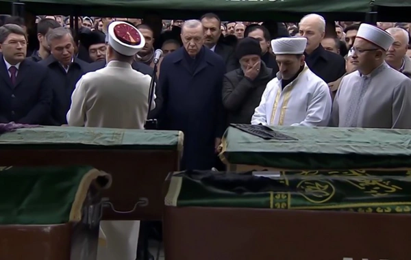 Ərdoğan yanğında həlak olanların cənazə namazında iştirak edir