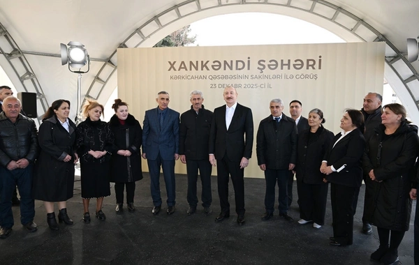 İlham Əliyev Kərkicahan qəsəbəsində sakinlərlə görüşüb