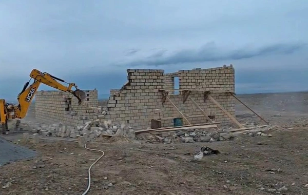 Nazirlik tərəfindən qanunsuz tikililər sökülüb