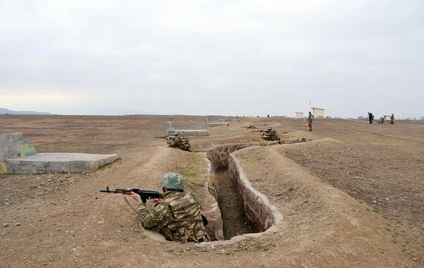 Hərbi vəzifəlilərlə praktiki atış çalışmaları icra edilib