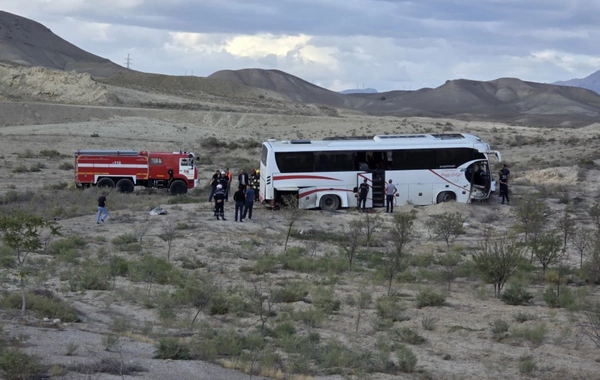 Naxçıvan-Bakı sərnişin avtobusu dərəyə aşıb, 16 nəfər xəsarət alıb