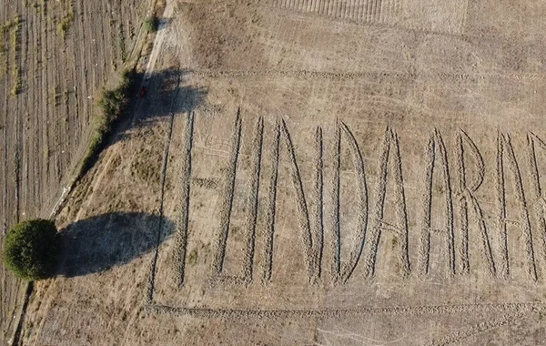 Müğənni adını tarlasına yazdıran fanatı ilə görüşdü