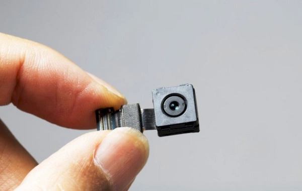 Yüksəkvəzifəli məmurun evinə gizli kamera quraşdırıb beş milyon dollar istəyən şəxs həbs olundu