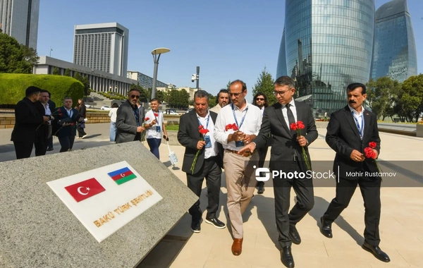 Türkiyə, Gürcüstan və İraqın azərbaycanlı din xadimləri Fəxri və Şəhidlər xiyabanlarını ziyarət ediblər