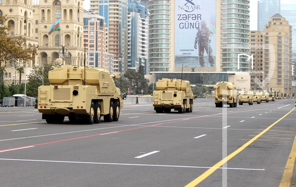 В Баку прошел марш военнослужащих в честь Дня Победы