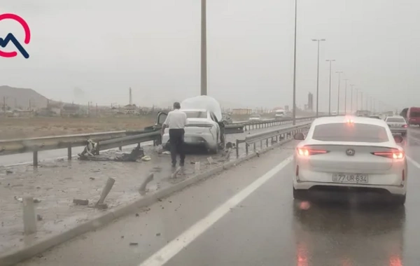 BYD arakəsməni dağıdıb işıq dirəyinə çırpıldı