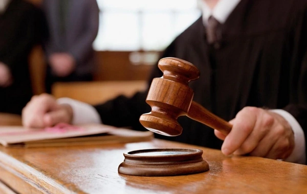 Şərurda qardaşı oğlunu mismarçıxaran çəkiclə öldürməkdə təqsirləndirilən şəxsə hökm oxunub