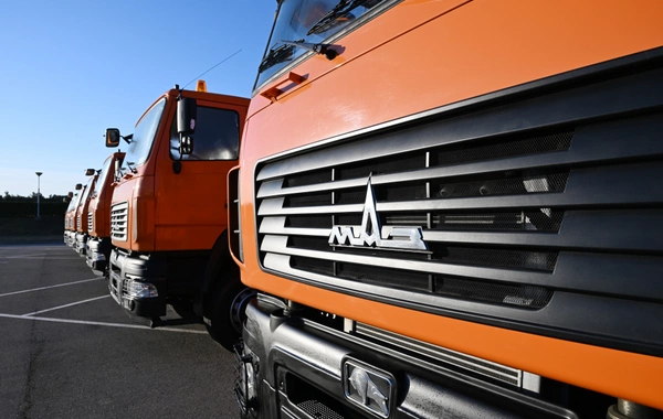 Prezident İlham Əliyev Bakıda məişət tullantıları daşıyan texnikalarla tanış olub