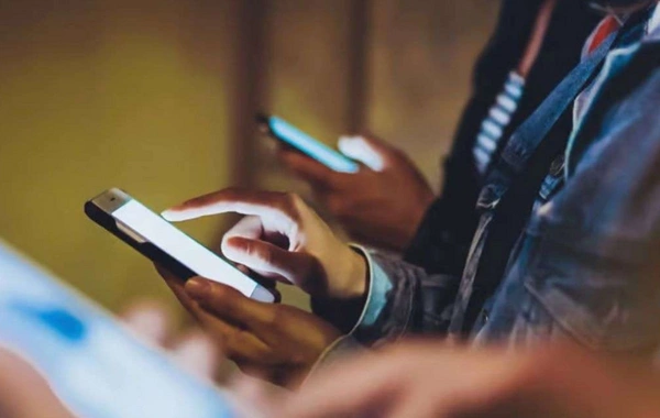 В Азербайджане принято новое решение в связи с мобильными телефонами