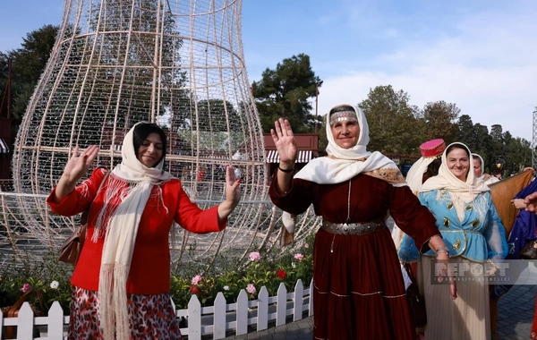 Bakının mərkəzində QHT-lər milli baş örtüyü – kəlağayı ilə yürüş keçiriblər
