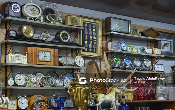 180-ə yaxın ölkədən qədim əşyaların toplandığı əntiq mağazadan fotoreportaj