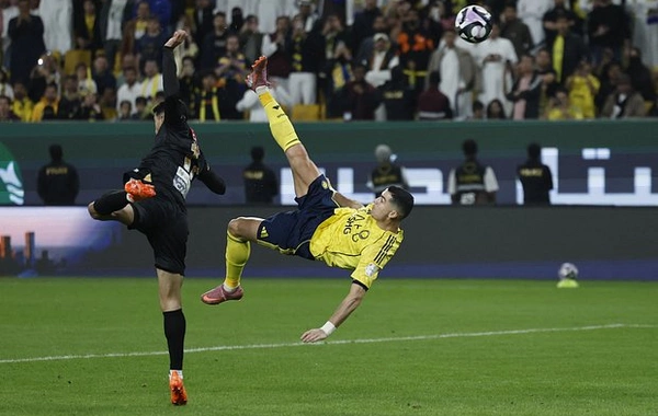 Ronaldo scored a goal with a bicycle kick in a match of the Saudi Arabian championship