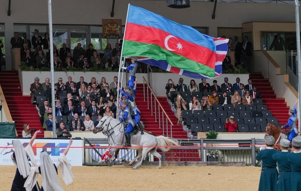 Böyük Britaniya kralı III Çarlz Qarabağ atlarının şousunu izləyib