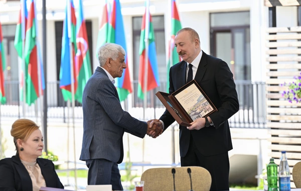 İlham Əliyev Zəngilanda ilk yaşayış kompleksinə köçən ailələrlə görüşüb