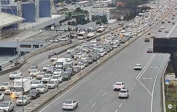 Bakının sıxlıq müşahidə olunan yollar