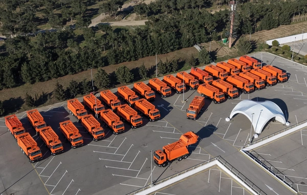 Prezident İlham Əliyev Bakıda məişət tullantıları daşıyan texnikalarla tanış olub