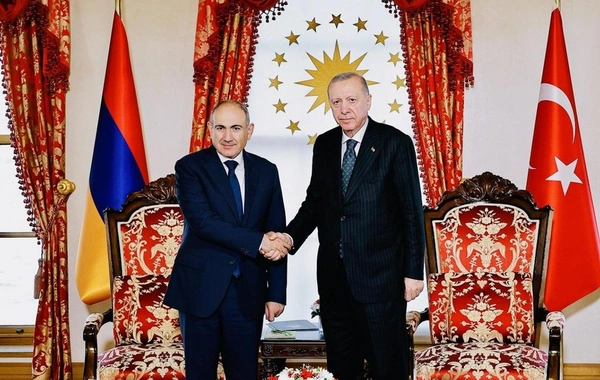 Ərdoğanla Paşinyan arasında görüş başlayıb