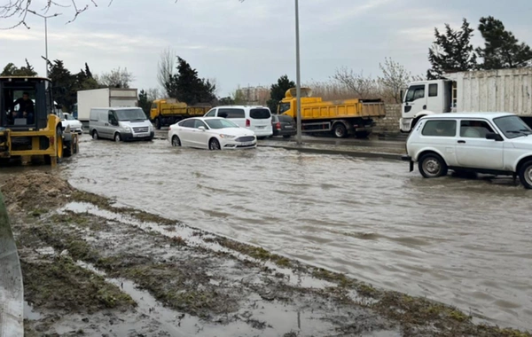 Bu yol niyə suyun içindədir? - Nömrələr itir, təkərlər cırılır, maşınlar sönür...