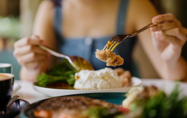 Qidalanma zamanı edilən 4 səhv şəkər olmaq riski yaradır