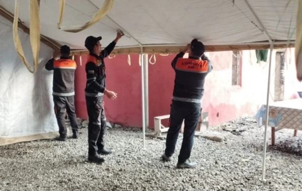 Evi yararsız vəziyyətə düşən ailəyə çadır qurdular