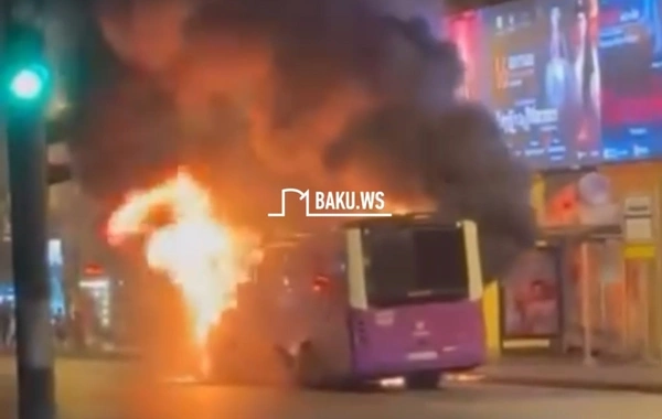 Bakıda sərnişin avtobusu yandı