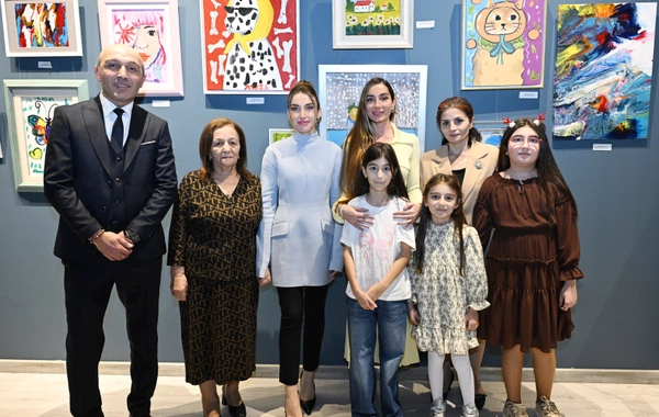 Arzu Əliyeva və Alena Əliyeva Rənglərdə yaşanan 10 il mövzusunda keçirilən sərgidə iştirak ediblər