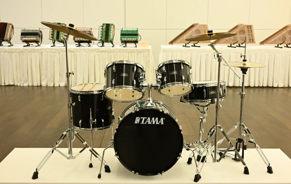 Heydər Əliyev Fondunun dəstəyi ilə alınan musiqi alətlərinin təqdimatı olub Heydər Əliyev Fondunun dəstəyi ilə alınan musiqi alətlərinin təqdimatı olub