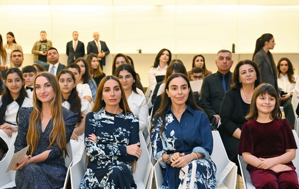 Heydər Əliyev Fondunun dəstəyi ilə alınan musiqi alətlərinin təqdimatı olub Heydər Əliyev Fondunun dəstəyi ilə alınan musiqi alətlərinin təqdimatı olub