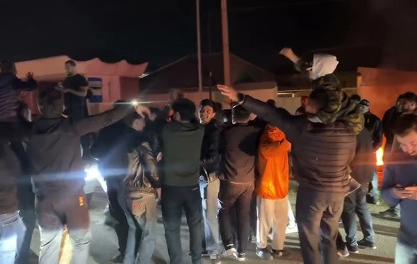 Qazaxda qeyri-adi bayram görüntüləri - Yolu bağladılar