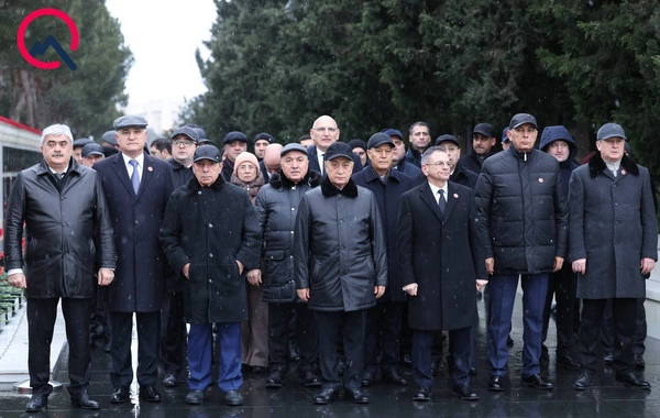 Rəsmilər Şəhidlər xiyabanında