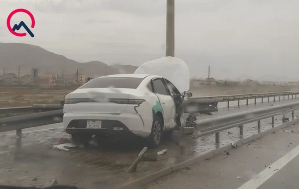 BYD arakəsməni dağıdıb işıq dirəyinə çırpıldı