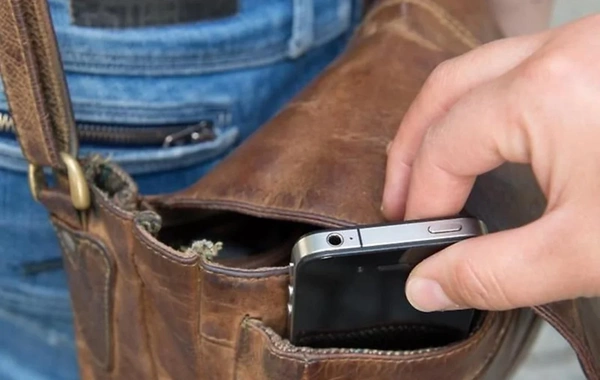 Aliment verməyən kişi arvadının telefonunu oğurlayıb satdı