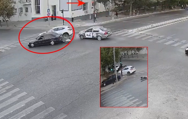 Bakıda qırmızıda keçən avtomobil qəzaya səbəb oldu - ANBAAN GÖRÜNTÜLƏR