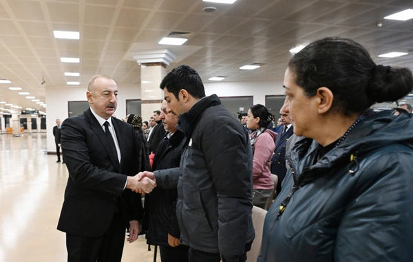 İlham Əliyev təyyarə qəzasında həlak olan ekipaj üzvlərinin vida mərasimində iştirak edib