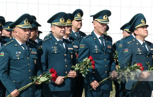 Dövlət və hökumət rəsmiləri Bakıdakı Zəfər parkında olublar