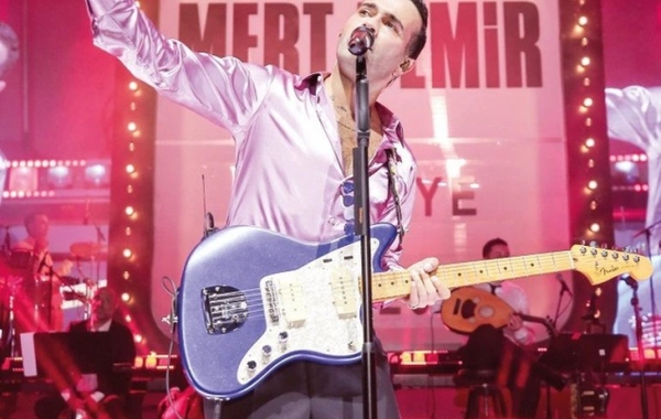 Mert Demir konserti yarıda saxlayıb, bığını kəsdirdi