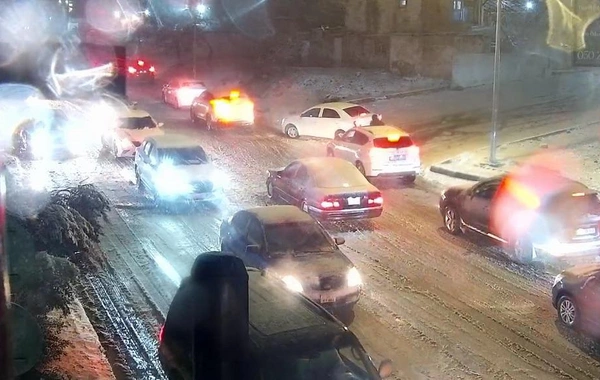 Bakıya yağan qar hərəkəti iflic edib