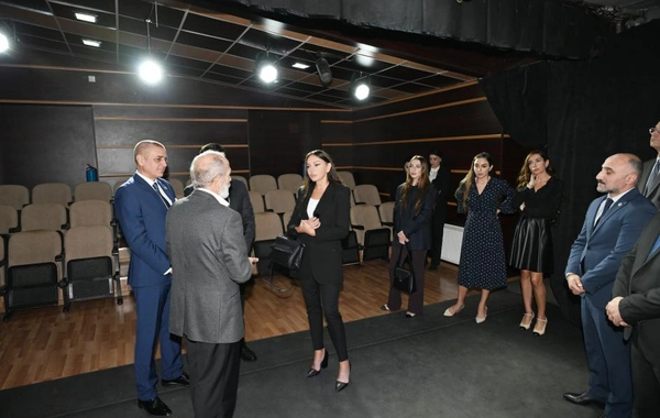 Mehriban Əliyeva Pantomim Teatrında olub