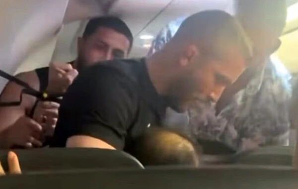 Боец MMA обезвредил пассажира, пытавшегося открыть дверь самолета в небе
