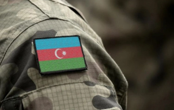 Ehtiyata və istefaya buraxılanların hərbi geyim formasını hansı günlərdə daşıya biləcəyi müəyyənləşib