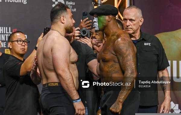 Известный иностранный боец UFC вышел на сцену в образе "бакинца"