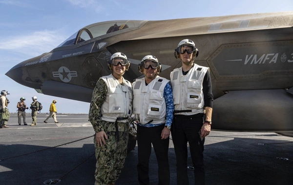 Uitkoff ilə Kuşner Ərəb dənizindəki Abraham Lincoln aviadaşıyıcısında olublar