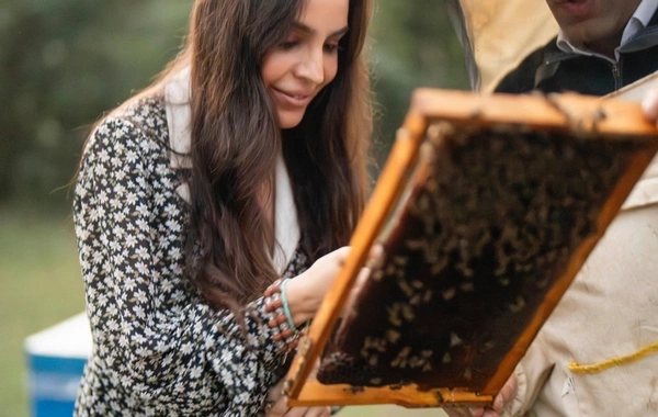 Leyla Əliyeva Qəbələdə "Gənc arıçı" layihəsinin iştirakçısı ilə görüşüb Leyla Əliyeva Qəbələdə "Gənc arıçı" layihəsinin iştirakçısı ilə görüşüb