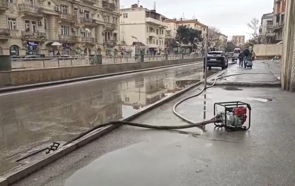 Bir neçə yolda yağış suları xüsusi nasoslar vasitəsilə kənarlaşdırılıb
