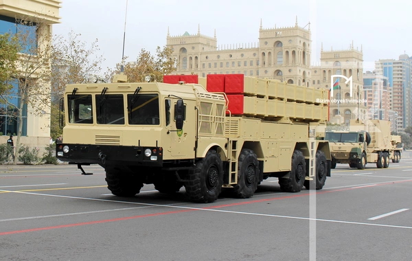 В Баку прошел марш военнослужащих в честь Дня Победы