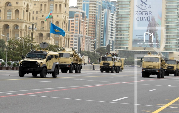 В Баку прошел марш военнослужащих в честь Дня Победы