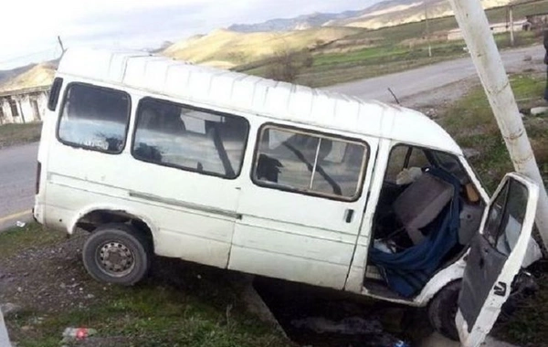 Samuxda fəhlə daşıyan sərnişin mikroavtobusu aşıb: Ölən və xəsarət alanlar var