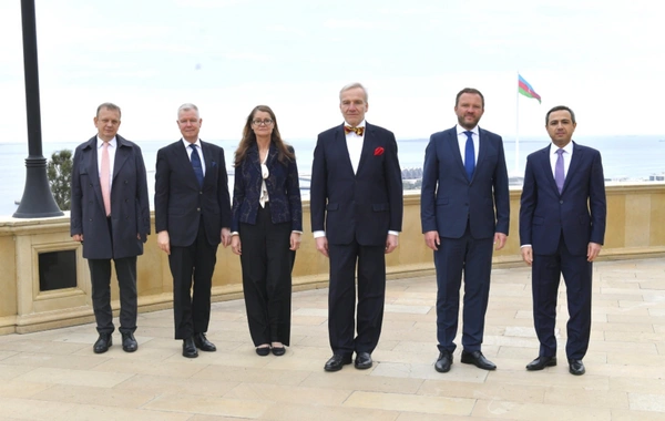 Estoniyanın xarici işlər naziri Bakıda Şəhidlər xiyabanını və Zəfər parkını ziyarət edib