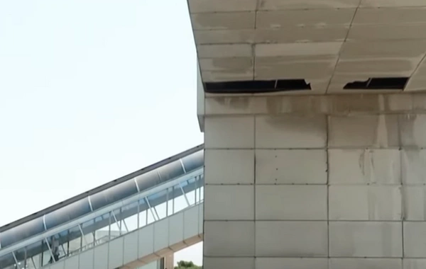 Sabunçuda piyada keçidinin qopan panelləri təhlükə yaradır